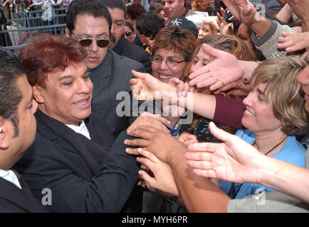 Juan Gabriel, einer der erfolgreichsten Sänger in Mexiko auf der Hollywood eingesetzt wurde Walk of Fame in Los Angeles. Sein Stern ist bei 7060 Hollywood Blvd. Mai, 10, 2002. - StarHollywood JuanGabriel 06. jpgJuanGabriel StarHollywood 06 Veranstaltung in Hollywood Leben - Kalifornien, Red Carpet Event, USA, Filmindustrie, Prominente, Fotografie, Bestof, Kunst, Kultur und Unterhaltung, Topix prominente Mode, Besten, Hollywood Leben, Event in Hollywood Leben - Kalifornien, Film Stars, TV Stars, Musik, Promis, Topix, Bestof, Kunst, Kultur und Unterhaltung, Fotografie, Stockfoto