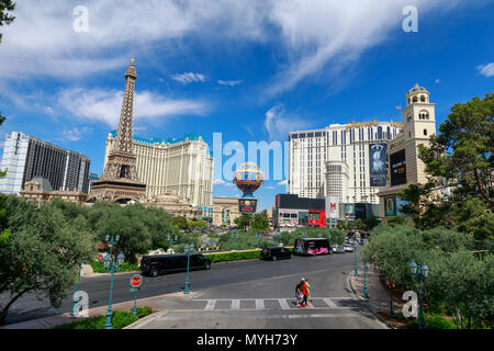 Las Vegas, Nevada - 27. Mai 2018: Das berühmte Hotel Paris und das Hotel Planet Hollywood Las Vegas Strip Stockfoto