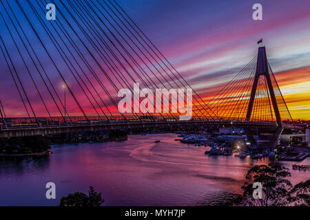 Sonnenuntergang auf die Bucht und die Brücke Stockfoto