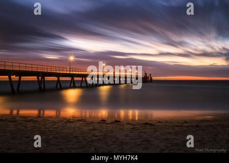 Sonnenuntergang auf der Pier in Glenelg Stockfoto