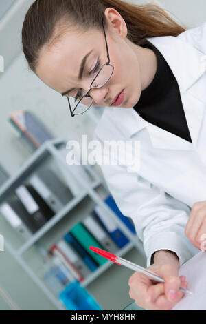 Portrait einer attraktiven jungen Forscher Notizen Stockfoto