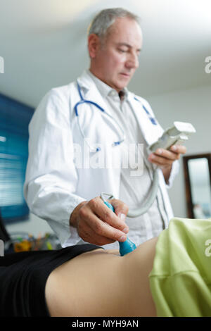 Schwangere Frau immer Ultraschall vom Arzt in der Klinik Stockfoto