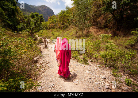 Indischer womans in traditionellen Sari bei der großen Schlucht, wo Jim Corbett zwei Tiger 1930 Schuß an Kundal Dorf auf Nandhour Tal, Uttarakhand, Indien Stockfoto