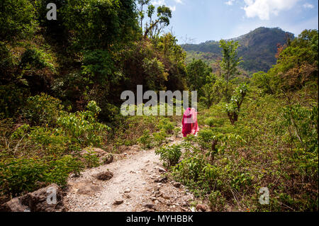 Indischer womans in traditionellen Sari bei der großen Schlucht, wo Jim Corbett zwei Tiger 1930 Schuß an Kundal Dorf auf Nandhour Tal, Uttarakhand, Indien Stockfoto