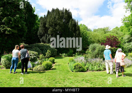 Die Besucher der offenen Gärten bei Newton Valence, in der Nähe von Alton, Hampshire, UK. 20.05.2018. Stockfoto