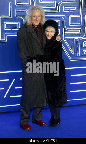 Mar 19, 2018 - Brian May ad Anita Dobson die Teilnahme an der Europäischen Uraufführung von Falten in der Zeit an Vue West End, den Leicester Square in London, England, Stockfoto