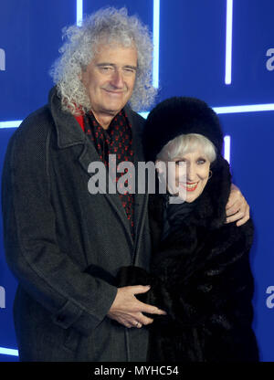 Mar 19, 2018 - Brian May ad Anita Dobson die Teilnahme an der Europäischen Uraufführung von Falten in der Zeit an Vue West End, den Leicester Square in London, England, Stockfoto
