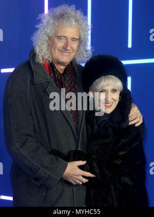 Mar 19, 2018 - Brian May ad Anita Dobson die Teilnahme an der Europäischen Uraufführung von Falten in der Zeit an Vue West End, den Leicester Square in London, England, Stockfoto