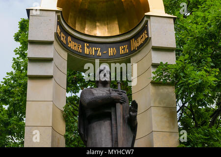 UST-IZHORA, Saint Petersburg, Russland - 21. AUGUST 2017: Ein Denkmal 'Kapelle an der Stelle der Hilfe Gottes und der Tag der Schlacht an der Newa' mit einem Bus Stockfoto