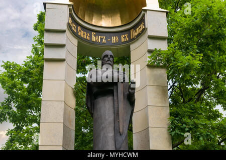 UST-IZHORA, Saint Petersburg, Russland - 21. AUGUST 2017: Ein Denkmal 'Kapelle an der Stelle der Hilfe Gottes und der Tag der Schlacht an der Newa' mit einem Bus Stockfoto