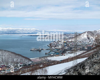 Panorama von Petropawlowsk-kamtschatski mit Blick über die Stadt auf den Hügeln, die Avchinskaya Bucht im Eis, Vulkane, Berge in den Monat April afte Stockfoto