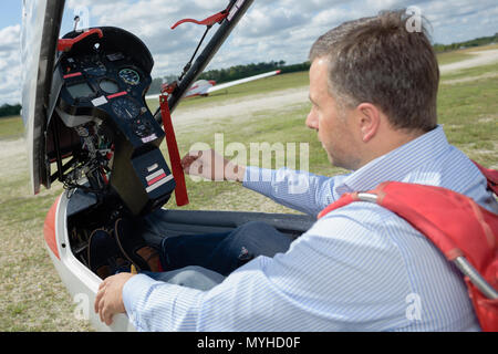 Segelflugzeug pilotsitting im Cockpit auf der Landebahn vor Abflug Stockfoto