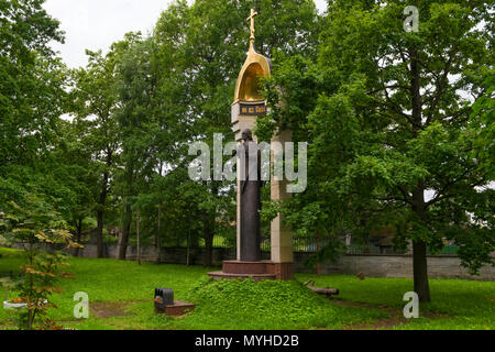 UST-IZHORA, Saint Petersburg, Russland - 21. AUGUST 2017: Ein Denkmal 'Kapelle an der Stelle der Hilfe Gottes und der Tag der Schlacht an der Newa' mit einem Bus Stockfoto