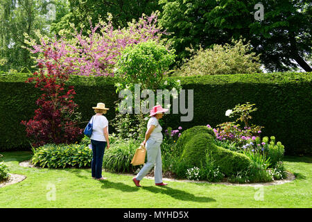 Die Besucher der offenen Gärten bei Newton Valence durchlesen ein Englischer Garten im Innenhof, Newton Valence, in der Nähe von Alton, Hampshire, UK. 20.05.2018. Stockfoto