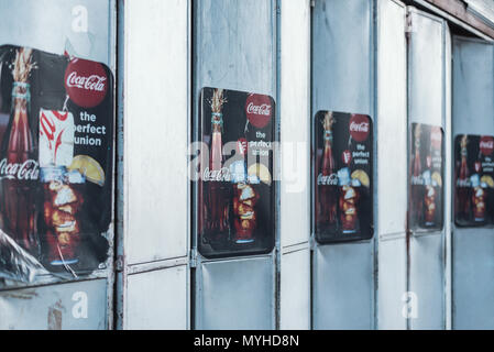 Vintage Coca Cola Poster Werbung auf Stahl Wand. Stockfoto