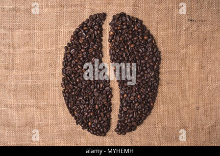 Portrait gerösteten Kaffee Form Beans Draufsicht auf die Textilindustrie Stockfoto