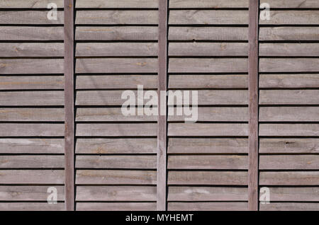 Horizontale Textur einer Wand aus mehreren Reihen von Braun alte hölzerne Bretter. Bemalte Holzwand in brauner Farbe Stockfoto