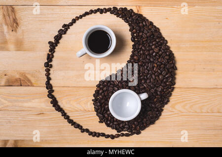 Ying Yang/Komposition mit Espresso Tasse auf Holz Tisch Stockfoto