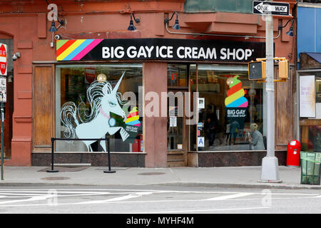 [Historisches Schaufenster] Big Gay Ice Cream Shop, 61 Grove St, New York, NY. Außenfassade einer Eisdiele in Greenwich Village Stockfoto