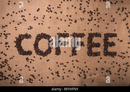 Kaffee Wort mit gerösteten Kaffeebohnen auf Draufsicht Zusammensetzung geschrieben Stockfoto