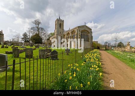 Die Kirche der Hl. Maria Magdalena auf dem Gelände von Schloss Ashby House, Northamptonshire, Großbritannien; hauptsächlich 14. und 15. Jahrhundert, aber im Jahre 1869 restauriert. Stockfoto