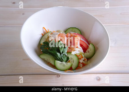 Salat mit Garnelen, Tomaten, Gurken und Mayonnaise Stockfoto