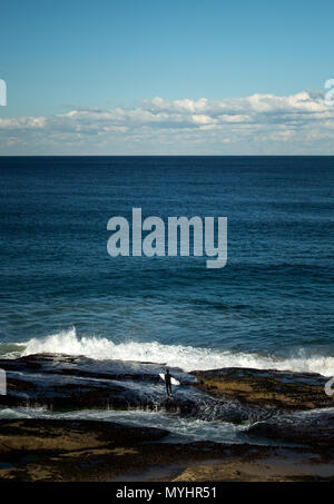 Surfer warten auf den perfekten Moment das Wasser - Bondi Beach Bereich zu betreten, Sydney, Australien Stockfoto