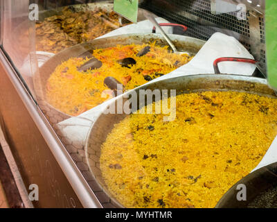 Riesige Töpfe mit verschiedenen Arten von Paella auf einem Zähler am zentralen Markt in Valencia, Spanien Stockfoto