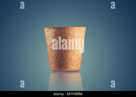 Bio wafer Cup isoliert auf Blau. Stockfoto