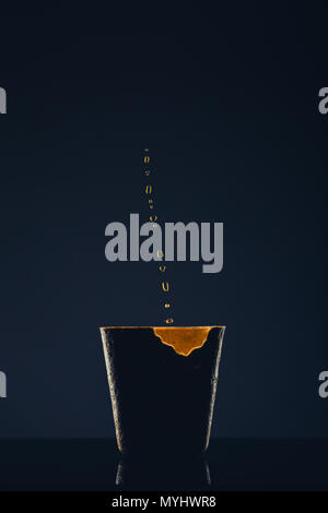 Bio wafer Cup auf schwarzem Hintergrund. Stockfoto