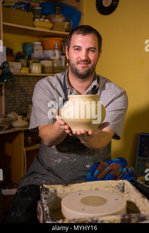 Professionelle männlichen Potter übersicht Tontopf in der Töpferei, Studio. Handwerk, Kunst und Handarbeit Konzept Stockfoto