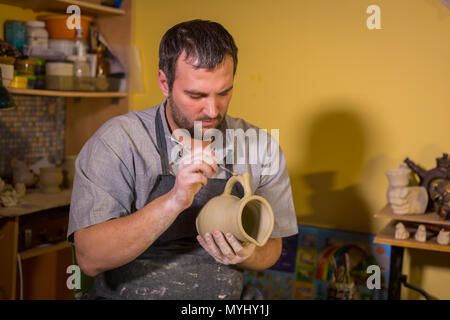 Professionelle männlichen Potter Arbeiten in Werkstatt, Studio - setzen auf Keramik Becher. Handgefertigte, Small Business, Basteln arbeiten Konzept Stockfoto