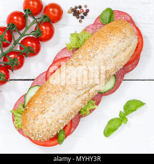 Sub sandwich Ganze Körner Körner mit Salami Square von oben Baguette auf Holzbrett Holz Stockfoto