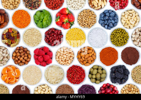 Sammlung von Obst und Gemüse Beeren Hintergrund von oben auf weißem Hintergrund Stockfoto