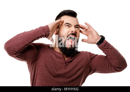 Bärtiger Mann schreiend auf weißem Hintergrund. Stockfoto