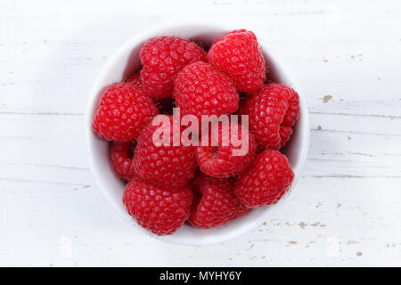 Himbeeren Beeren von oben Schüssel Holzbrett Holz Stockfoto