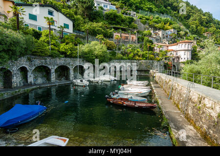 Kleine alte Hafen mit Booten auf dem See, Cannero Riviera, Lago Maggiore Stockfoto