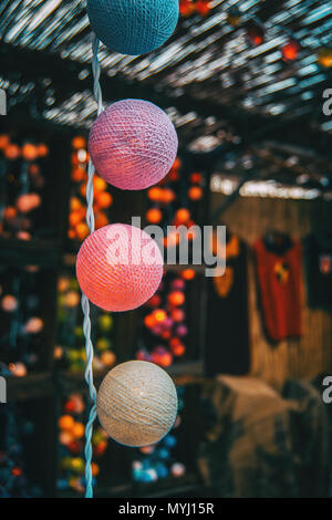 Girlande bunte Lichter in einen mittelalterlichen Markt Stockfoto