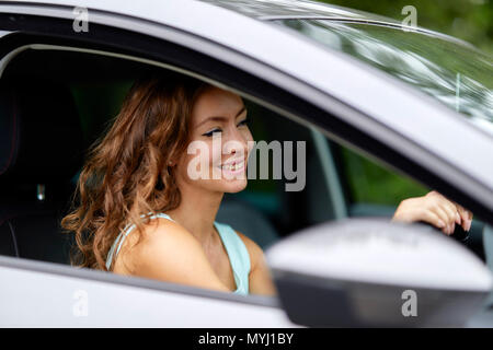 Attraktives Mädchen Auto ohne Gurt Stockfoto