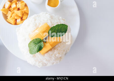 Bingsu Mango (Koreanische Desserts) rasiert Eis Desserts mit Mango auf der Oberseite und gesüßte Kondensmilch und kondensierten mango Saft. Stockfoto