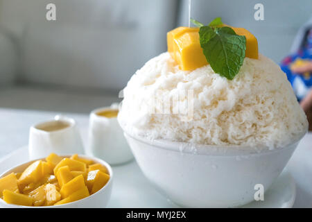 Bingsu Mango (Koreanische Desserts) rasiert Eis Desserts mit Mango auf der Oberseite und gesüßte Kondensmilch und kondensierten mango Saft. Stockfoto