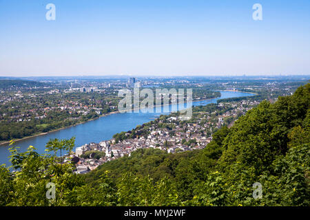 Deutschland, Siebengebirge, Blick vom Drachenfels der Stadt Königswinter und der Stadt Bonn im Hintergrund, Rhein. Deutschl Stockfoto