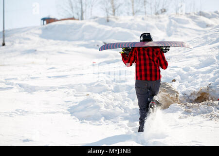 Bild von der Rückseite der Mann mit Snowboard Stockfoto