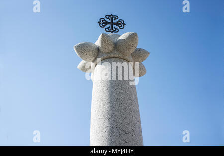 Granit Monolith oder Pranger mit Calatrava Orden Kreuz auf der Spitze. Saceruela, Spanien Stockfoto