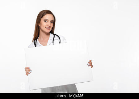 Arzt in weiße Uniform holding Blank Board Stockfoto