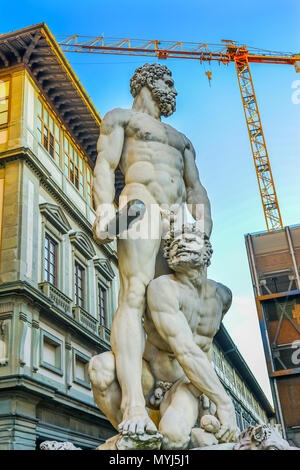 Hercules Cacus Monster Statue Piazza Signoria Palazzo Vecchio Florenz Toskana Italien. Baccio Bandinelli erstellt Hercules Statue in 1500s Stockfoto