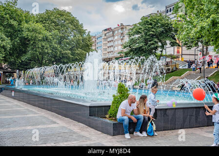 Nicht identifizierte Personen Spaziergang rund um den Pool an orhangazi Square im Stadtzentrum von Bursa. Bursa, Türkei. 20. Mai 2018 Stockfoto