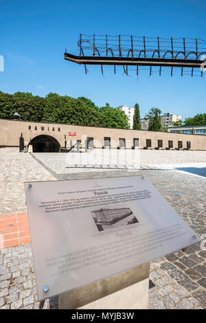 Warschauer Pawiak, Blick auf einen Abschnitt der ursprünglichen Stacheldraht Gateway und Informationstafel am Eingang zum Gefängnis Pawiak Museum in Warschau, Polen. Stockfoto