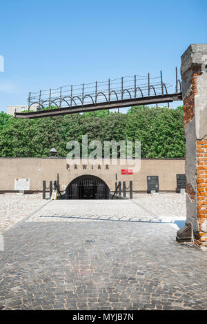 Warschauer Pawiak Gefängnis Museum, mit Blick auf einen Abschnitt der ursprünglichen Stacheldraht gateway an der Einfahrt der ehemaligen WWII Nazi Verhör Zentrum in Warschau. Stockfoto