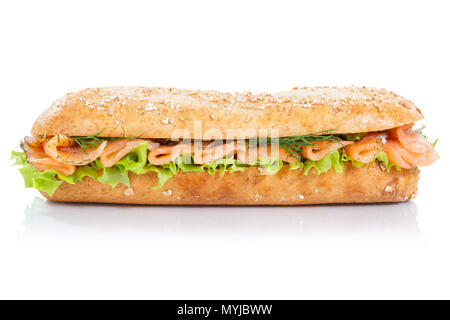 Sub sandwich ganze Körner Baguette mit geräuchertem Lachs Fisch seitliche auf weißem Hintergrund Stockfoto